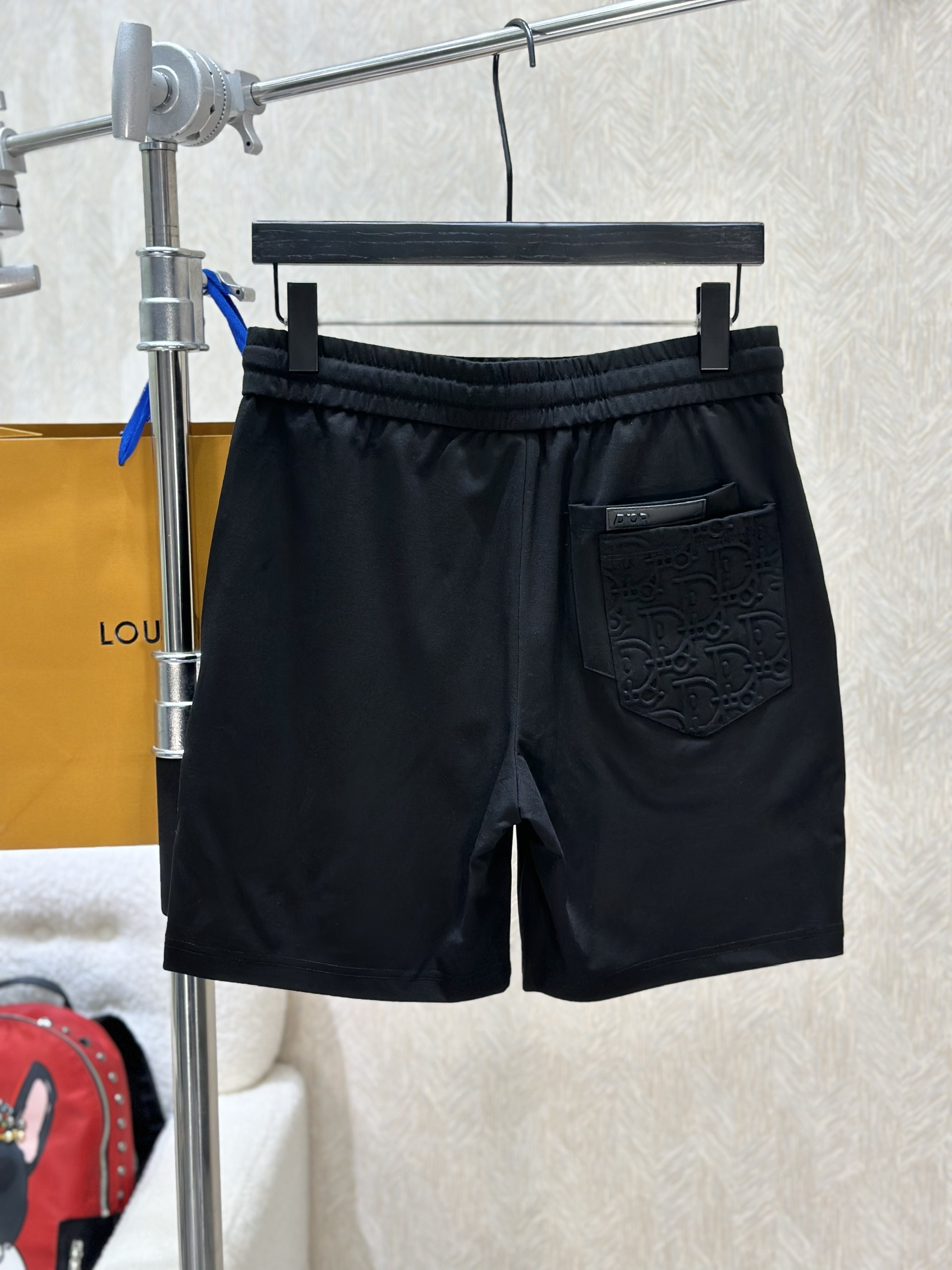 Quần short nỉ Dior CD Đen họa tiết logo chữ dập nổi túi Like Auth 1-1 on web VTN